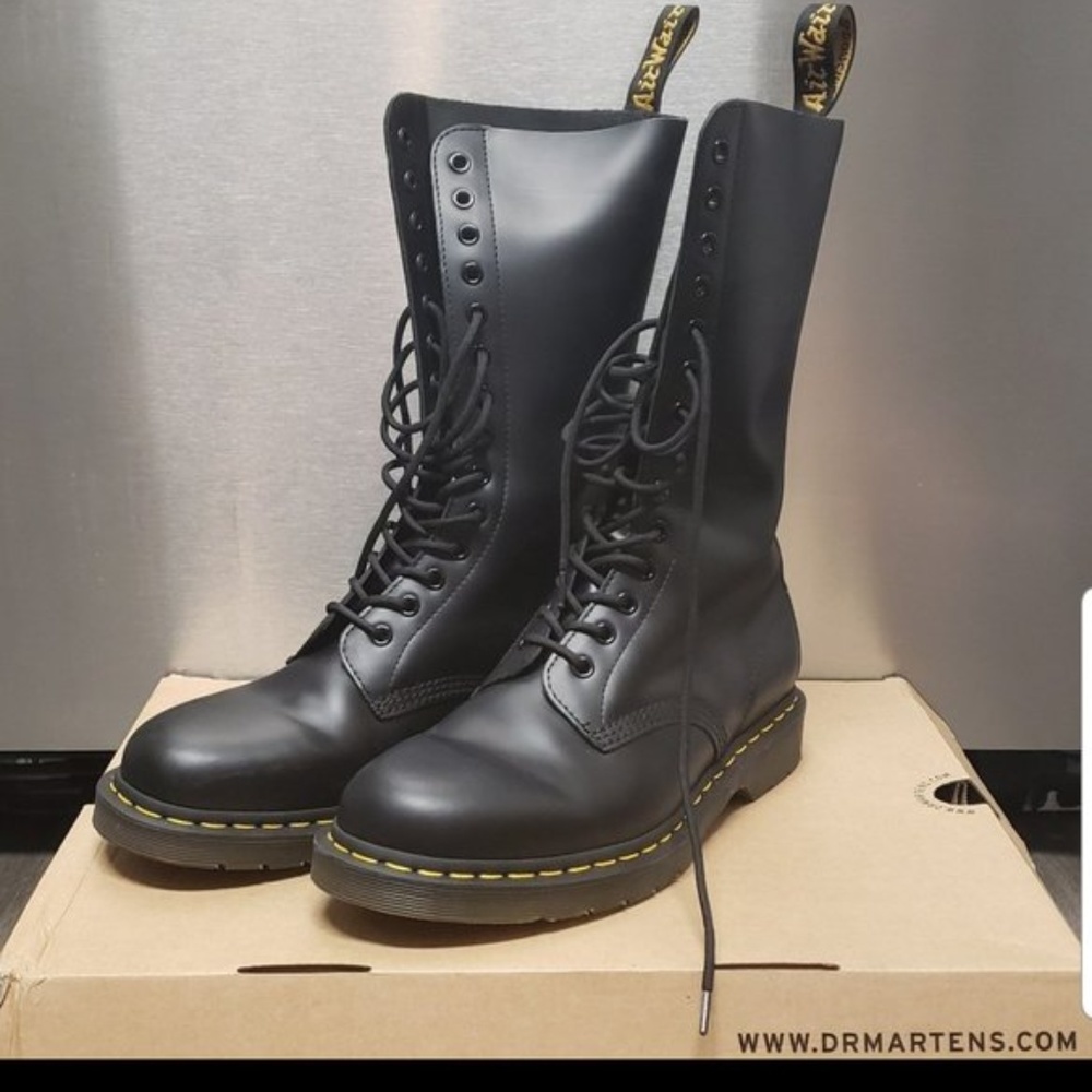 Dr. Martens Original 14 Eye Boot